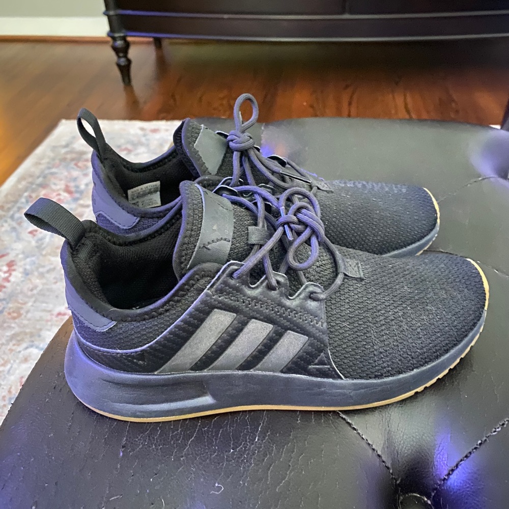 Youth tennis shoes